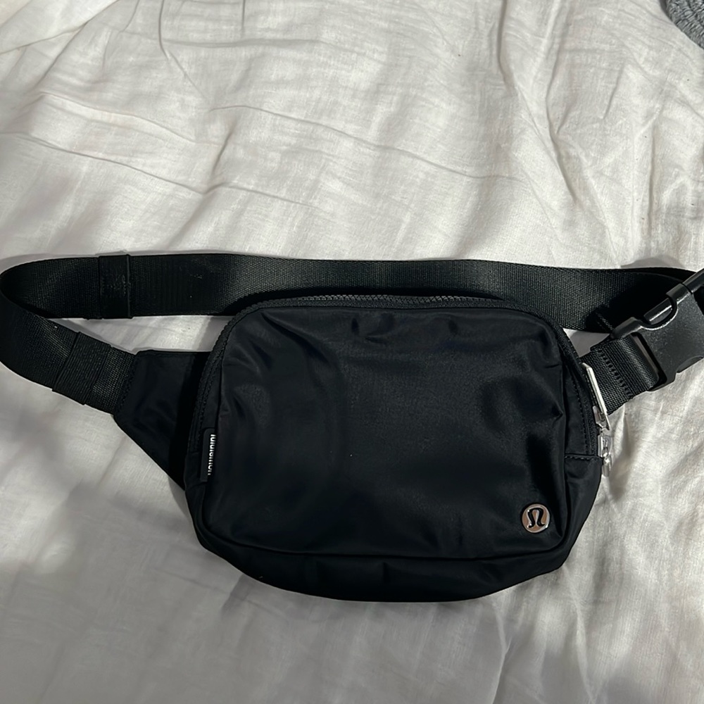 2L black lululemon belt bag